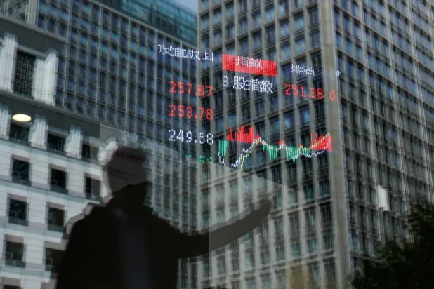 Pekin'de bir borsa aracılık ofisinin camından içerideki hisse senedi panosu gözüküyor. (Reuters)