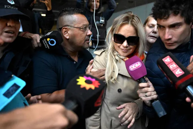 صديقة مارادونا قالت إنها كانت تعلم أن المحيطين به يحتجزونه (أ.ف.ب) 