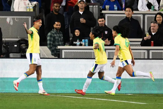 فرحة لاعبات البرازيل بالفوز على الولايات المتحدة (أ.ف.ب)