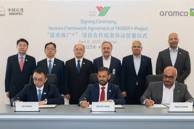 خلال توقيع اتفاقية المشروع المشترك بين «أرامكو» و«سينوبك» و«ياسرف» (أرامكو)