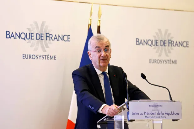 حاكم بنك فرنسا خلال مؤتمر صحافي لتقديم «رسالة إلى رئيس الجمهورية 2025» (رويترز)