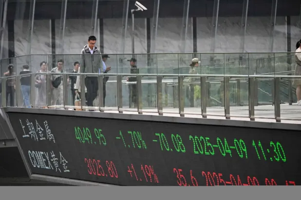 Çin'in Şanghay kentinde borsadaki hareketliliği gösteren bir ekran (AFP)