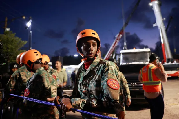 جانب من جهود البحث عن ناجين أو ضحايا بانهيار سقف ملهى ليلي في الدومينيكان (رويترز)