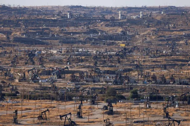حقل نفط نهر كيرن الواقع بولاية كاليفورنيا (رويترز)