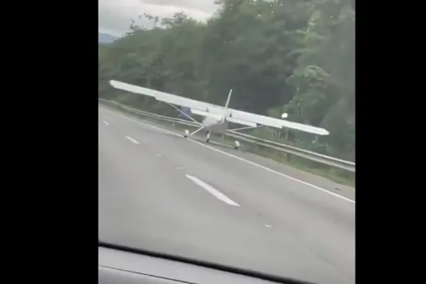 لقطة من فيديو يُظهر طائرة صغيرة تهبط على طريق سريعة في البرازيل (إكس)