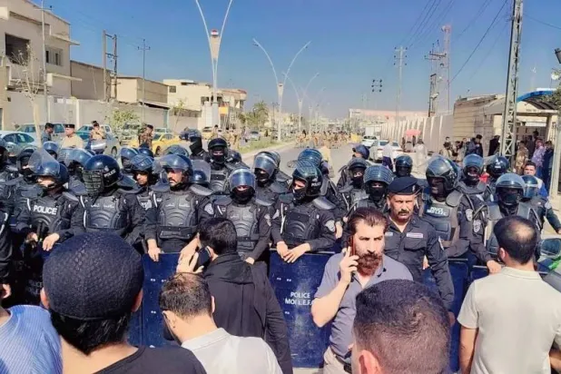 عناصر من «مكافحة الشغب» العراقي يحاصرون معلمين محتجين في الناصرية جنوب البلاد (فيسبوك)