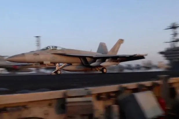 مقاتلة أميركية تنطلق من على متن الحاملة «هاري ترومان» لضرب الحوثيين (أرشيفية - رويترز)
