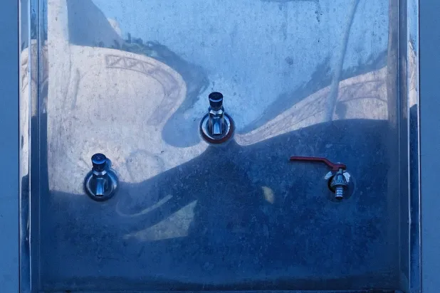 يتمحور الجناح حول مفهوم سبيل الماء الذي يوفر الشرب مجاناً في جميع أنحاء السعودية (بينالي لندن)