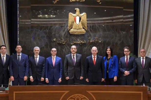 رئيس الحكومة المصرية مصطفى مدبولي يشهد توقيع اتفاقيات مع مكاتب استشارية لطرح شركات تابعة للجيش (مجلس الوزراء)