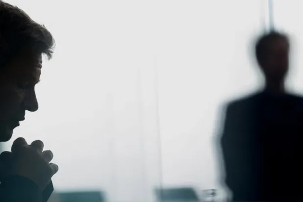 أكثر العلامات شيوعاً التي تشير إلى ضبابية الدماغ صعوبة التركيز ونسيان المهام (رويترز)