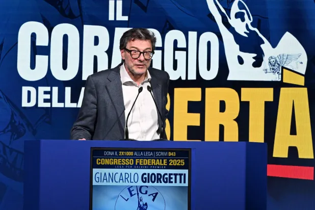 وزير الاقتصاد والمالية الإيطالي جانكارلو جورجيتي (إ.ب.أ)