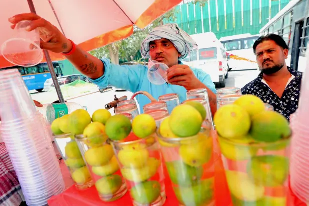 مشروبات منعشة للحفاظ على رطوبة جسمك خلال موسم الصيف الحار (إ.ب.أ)