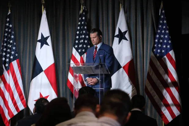 وزير الدفاع الأميركي بيت هيغسيث خلال مؤتمره الصحافي في بنما (أ.ف.ب)