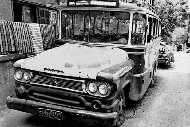 «بوسطة عين الرمّانة» التي كانت بمثابة الشرارة الأولى لاندلاع الحرب اللبنانية (أ.ف.ب)