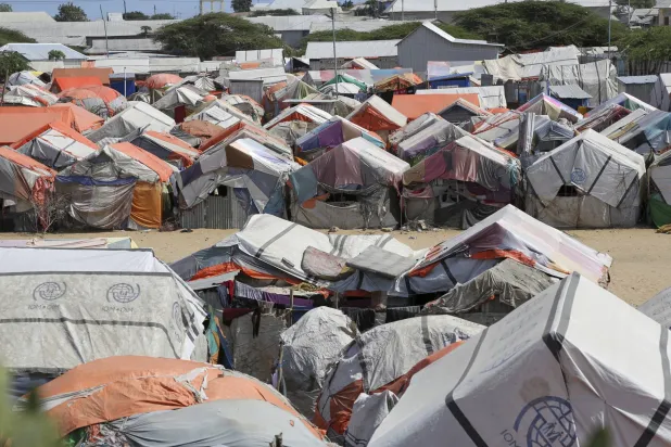 مخيم للنازحين داخلياً على مشارف مقديشو في الصومال (أ.ب)