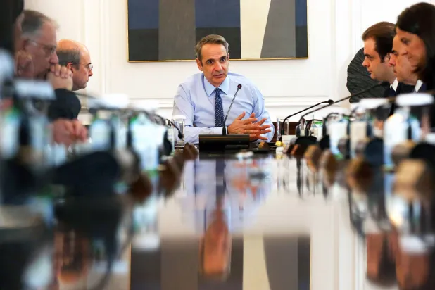 رئيس الوزراء اليوناني كيرياكوس ميتسوتاكيس يترأس اجتماع مجلس السياسات الاقتصادية الحكومية في أثينا (إ.ب.أ)