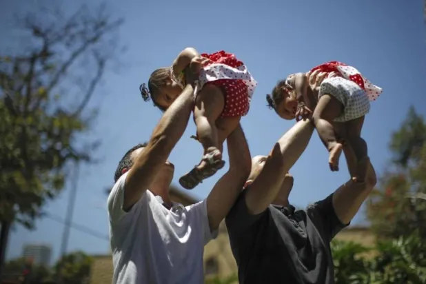 الأطفال الذين يشارك آباؤهم غالباً في أنشطة تعليمية كالقراءة يتمتعون بميزة في عامهم الأول من المدرسة (رويترز)