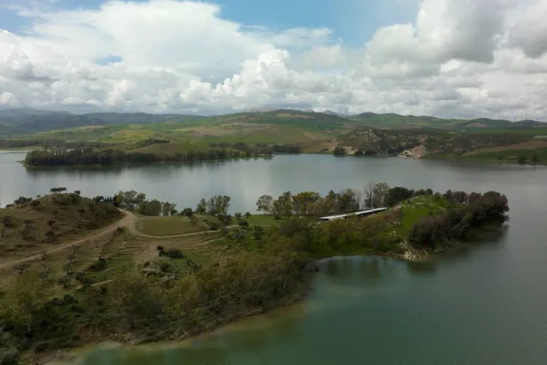 خلت البحيرات من الأسماك لتشكّلها نتيجة التآكل الجليدي (أ.ف.ب)