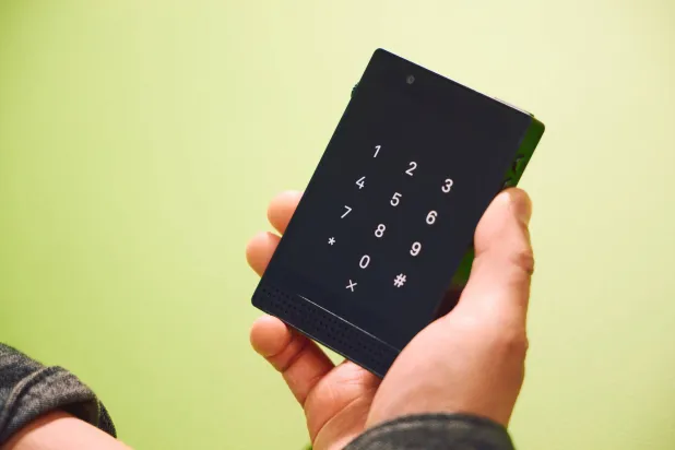 «لايت فون 3»: هاتف أقل ذكاءً... لدرء «تعفّن الدماغ»