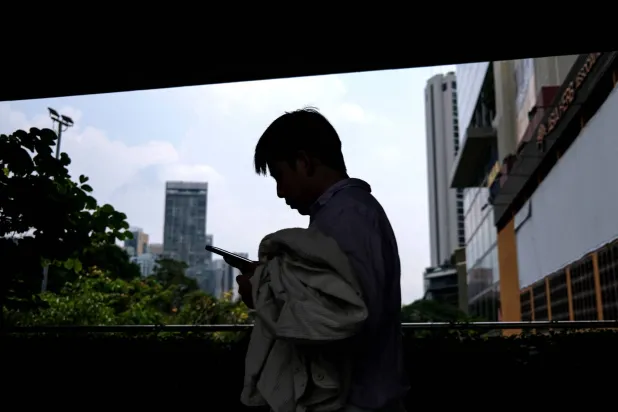 نعاني من عادات قد تسيطر على حياتنا (أ.ف.ب)