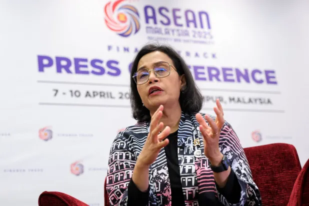 وزيرة المالية الإندونيسية سري مولّياني تتحدث خلال مقابلة مع «رويترز» في كوالالمبور (رويترز)