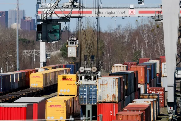 حاويات مكدسة في محطة شحن بالقرب من برلين (إ.ب.أ)