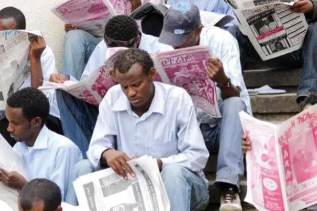 إثيوبيون يقرأون الصحف بساحة «آرات كيلو» في أديس أبابا (غيتي) 