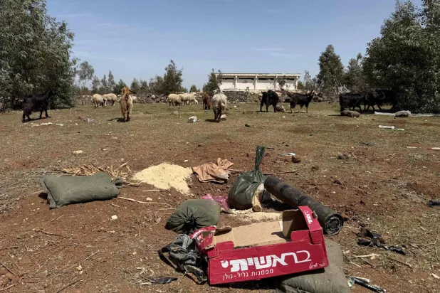 متعلقات تركتها القوات الإسرائيلية خلفها في حرش سد تسيل بمحافظة درعا جنوب سوريا بعد توغل وانسحاب يوم 3 أبريل الحالي (أ.ف.ب)