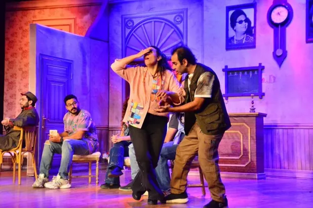 مشهد من المسرحية (إدارة المسرح)