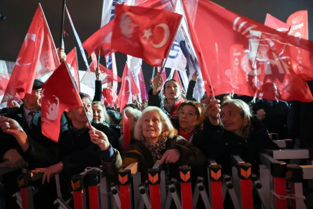 متظاهرون لرئيس بلدية إسطنبول أكرم إمام أوغلو (رويترز)