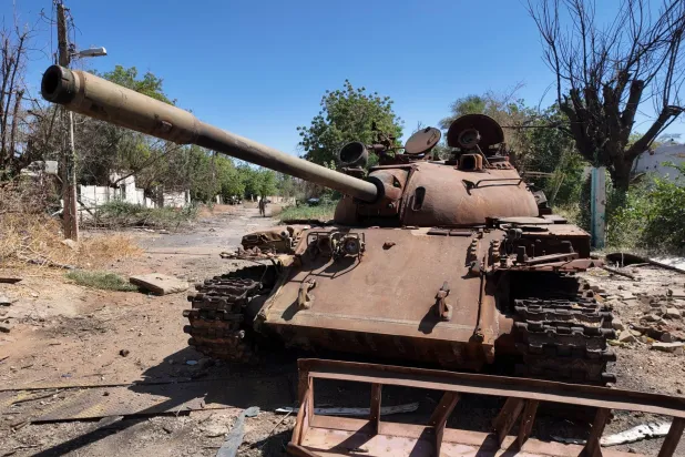 دبابة مدمرة في أحد شوارع الخرطوم (أرشيفية - رويترز)