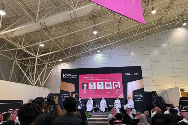 جانب من الجلسة الحوارية «تجربة سعودية أصيلة توفير تجارب ثقافية وليس إقامات فقط» (الشرق الأوسط)