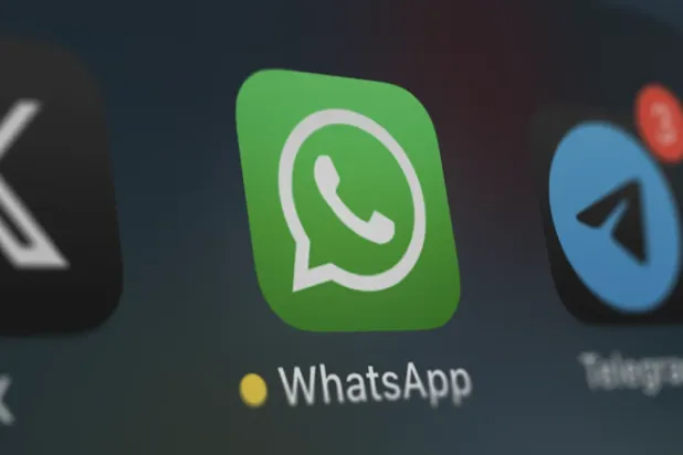 يعرض «واتساب» عدد الأعضاء المتصلين حالياً في المجموعات أسفل اسم المجموعة لتسهيل معرفة النشاط والتفاعل اللحظي (أبل)