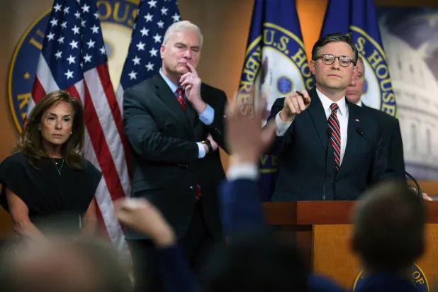 جانب من مؤتمر جونسون الصحافي في الكونغرس 8 أبريل (إ.ب.أ)