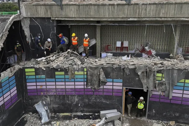 آثار انهيار سقف الملهى الليلي الشهير في الدومينيكان (أ.ب)