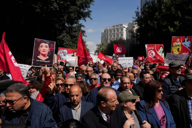 من مظاهرة نظَّمتها أحزاب المعارضة الأربعاء وسط العاصمة للمطالبة بإطلاق سراح المعتقلين السياسيين (رويترز)