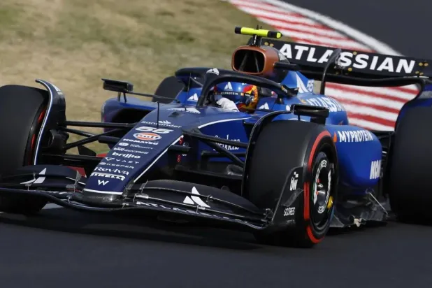 ساينز خلال مشاركته في سباق جائزة اليابان (إ.ب.أ)