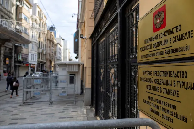 القنصلية الروسية في إسطنبول استضافت الجولة الثانية من محادثات التطبيع الدبلوماسي مع أميركا (أ.ب)