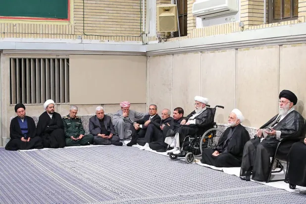 خامنئي خلال عزاء الرئيس الإيراني الراحل إبراهيم رئيسي ويبدو مسؤولون وقادة فصائل عراقية ضمن المعزين إلى جانبه (موقع المرشد الإيراني)