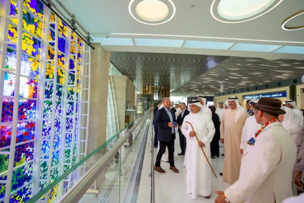 الأمير سلمان بن حمد خلال حفل تدشين لوحة «وئام وسلام» في مطار البحرين (بنا)