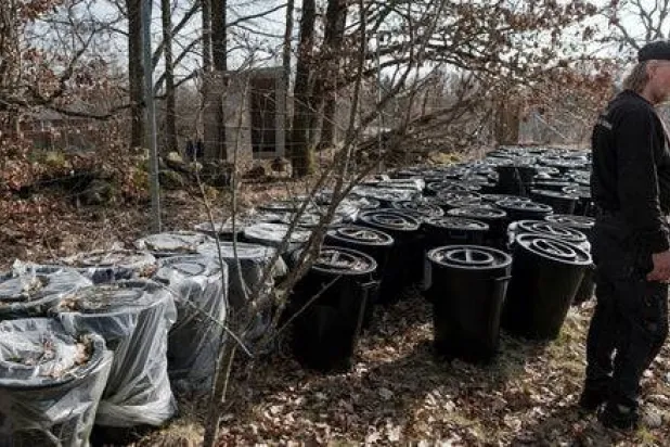 المالك الجديد لمنتجع «ستدسانس» في السويد وخلفه براميل من الفضلات البشرية والعضوية تركها المالكان السابقان (موقع «داغنس نيهيتر»)