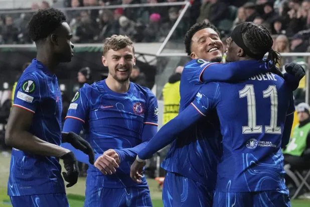 لاعبو تشيلسي يحتفلون بأحد أهدافهم في المباراة (أ.ب)