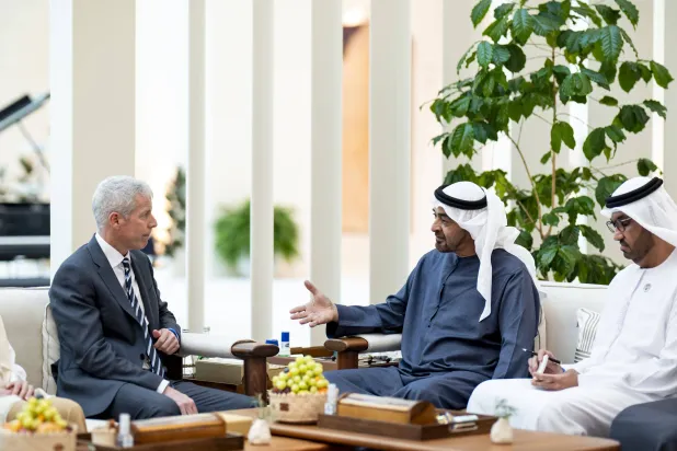 الشيخ محمد بن زايد خلال لقائه الوزير كريس رايت في أبوظبي (وام)
