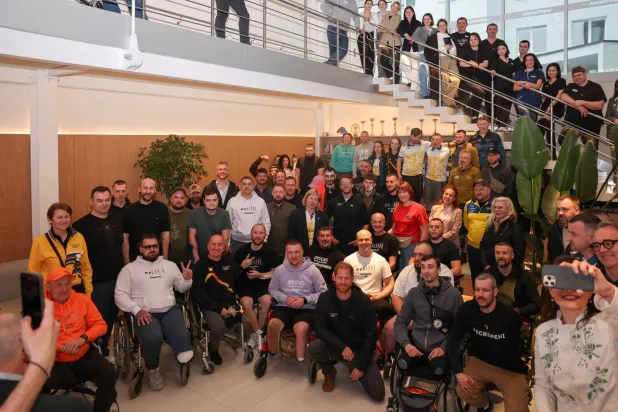 صورة قدمها مركز «سوبرهيومانز» للأمير هاري مع المصابين نتيجة الحرب في أوكرانيا (أ.ب) 