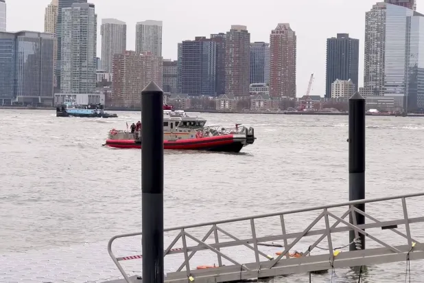قارب يتبع قسم الإطفاء في نيويورك يقترب من موقع سقوط مروحية في نهر هدسون قرب جنوب مانهاتن (أ.ب)
