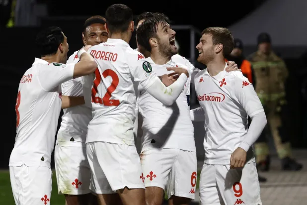 لاعبو فيورنتينا وفرحة بالهدف الثاني (رويترز)