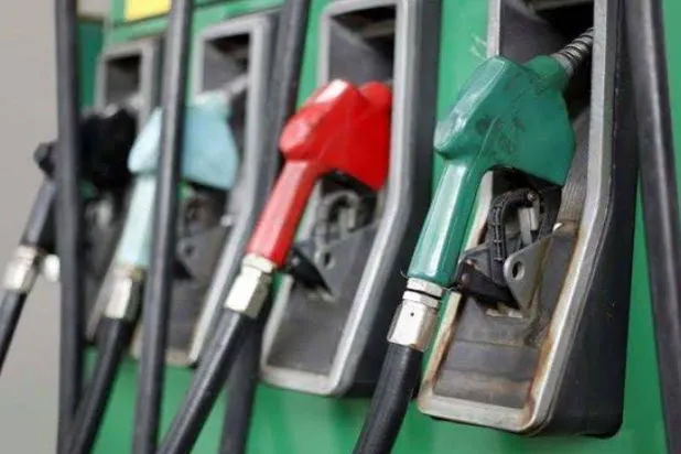 مصر رفعت أسعار مجموعة كبيرة من منتجات الوقود اليوم الجمعة بنحو 15 في المائة (أرشيفية)