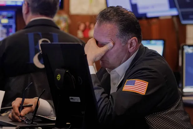 متداول يعمل في بورصة نيويورك (أ.ب)