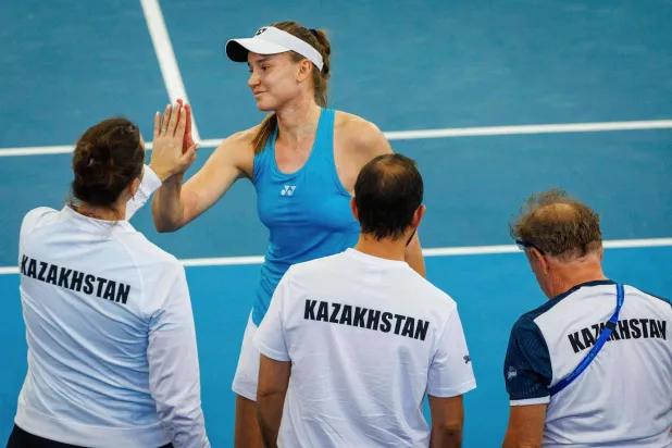 إيلينا ريباكينا تحتفل بفوز كازاخستان رفقة باقي الفريق (أ.ف.ب)
