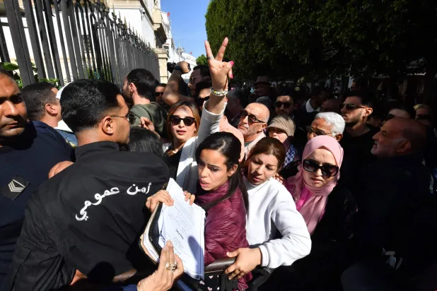 من احتجاجات عشرات النشطاء وأهالي السجناء السياسيين التونسيين أمام محكمة تونس العاصمة (أ.ف.ب)